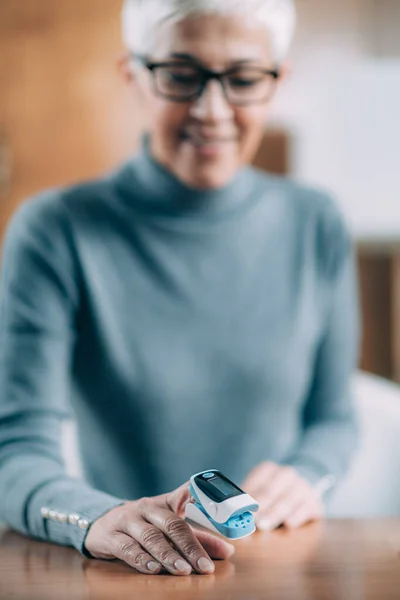 Seniorin Mit Pulsoximeter Hause Sauerstoffgehalt Blut Testen — Stockfoto