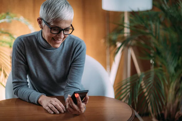 Mujer Mayor Midiendo Frecuencia Cardíaca Usando Cámara Trasera Teléfono Inteligente — Foto de Stock