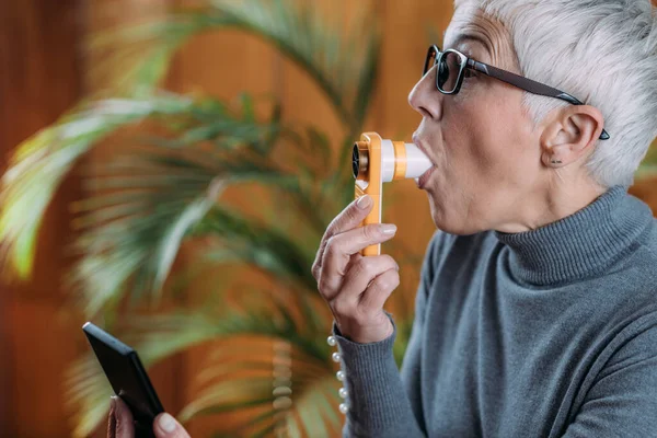 Senior Vrouw Met Behulp Van Draagbare Digitale Spirometer Blazen Test — Stockfoto