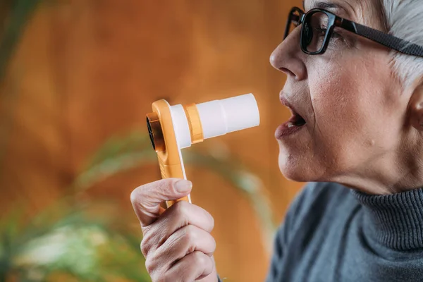 Senior Vrouw Monitoring Van Ademhalingsziekte Met Digitale Spirometer — Stockfoto