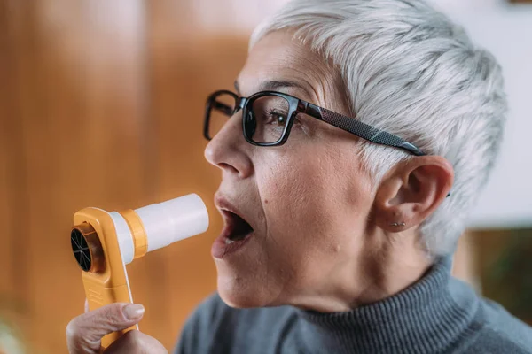 Femme Âgée Surveillant Les Maladies Respiratoires Avec Spiromètre Numérique — Photo