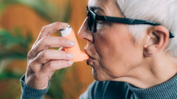 Senior Vrouw Met Astma Inhalator Met Verlengbuis — Stockfoto