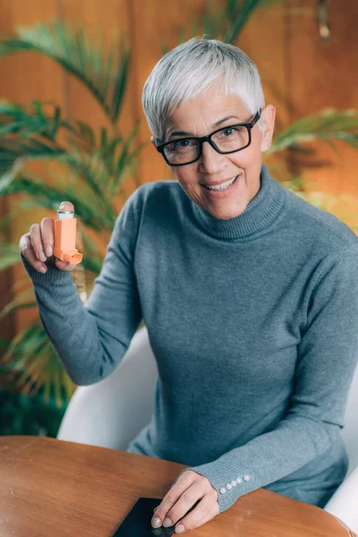 Medicina Inhalatoria Mujer Mayor Usando Inhalador Con Tubo Extensión —  Fotos de Stock