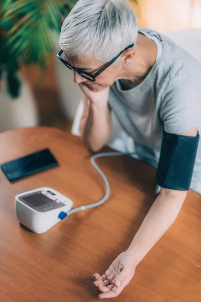 Мобильное Здоровье Пожилая Женщина Измерение Кровяного Давления Ввод Данных Смартфон — стоковое фото