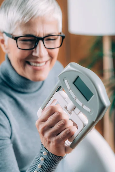 Senior Vrouw Met Behulp Van Digitale Handgreep Dynamometer Voor Sterktemeting — Stockfoto