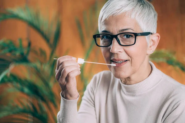 Pruebas Genéticas Adn Utilizando Muestra Saliva —  Fotos de Stock