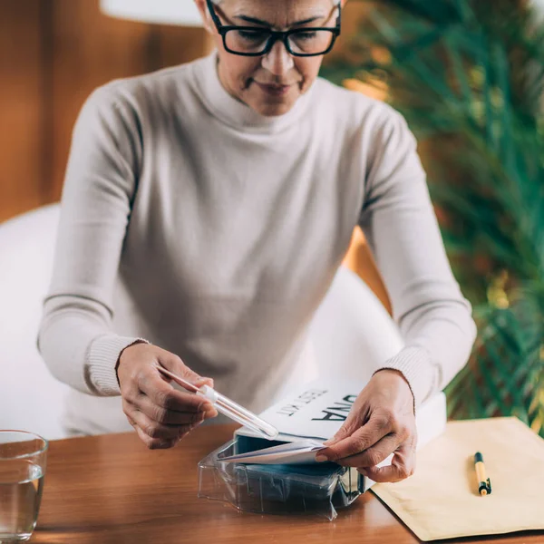 Femme Âgée Faisant Test Adn Envoyé Maison — Photo