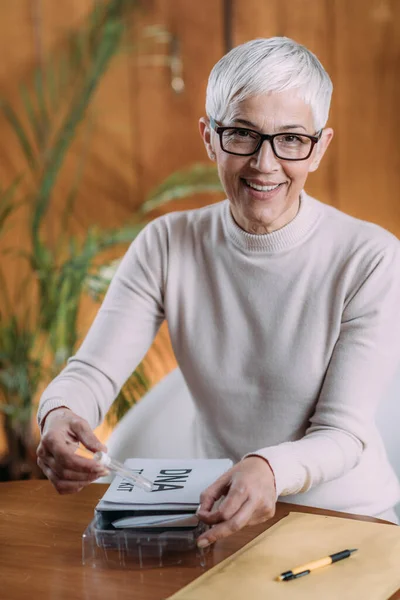 Senior Vrouw Doet Een Mailed Dna Test Thuis — Stockfoto