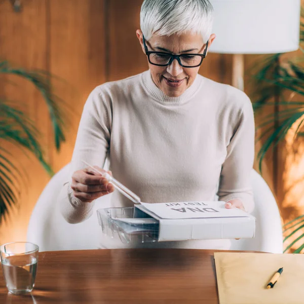 Femme Âgée Faisant Test Adn Envoyé Maison — Photo