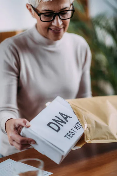 Mulher Sênior Preparando Dna Genetic Test Kit — Fotografia de Stock