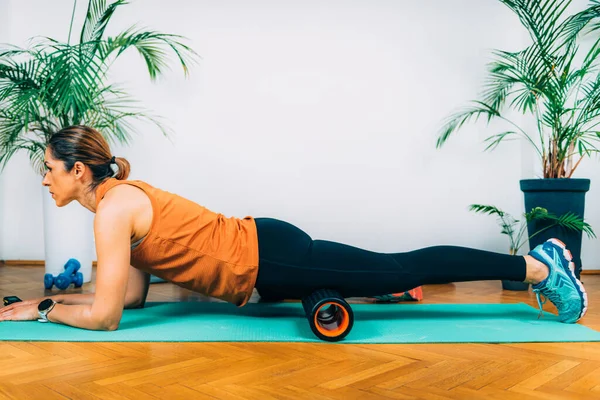 Mulher Usando Massagem Quadríceps Rolo Espuma — Fotografia de Stock