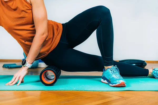 Kvinna Använda Skum Roller Massager Hemma — Stockfoto