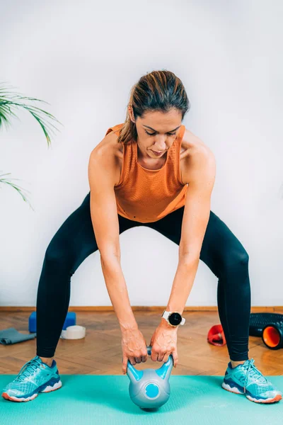 Mulher Exercitando Com Kettlebell Casa — Fotografia de Stock