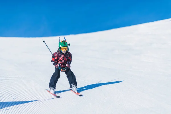 Criança Esquiar Nas Montanhas Criança Adolescente Ativa Com Capacete Segurança — Fotografia de Stock