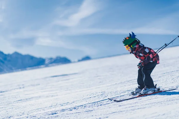 Criança Esquiar Nas Montanhas Criança Adolescente Ativa Com Capacete Segurança — Fotografia de Stock