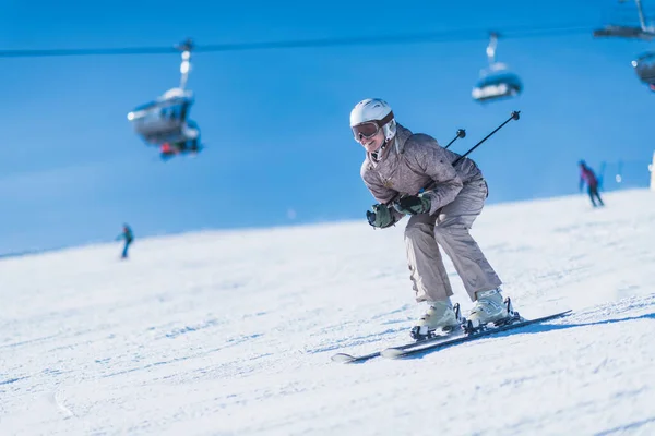 Ski Féminin Sur Pente Vacances Hiver — Photo