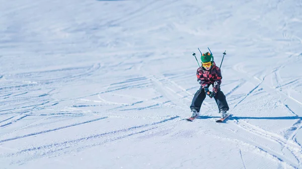 Kinderskifahren Den Bergen Aktives Teenie Kind Mit Schutzhelm Schutzbrille Und — Stockfoto