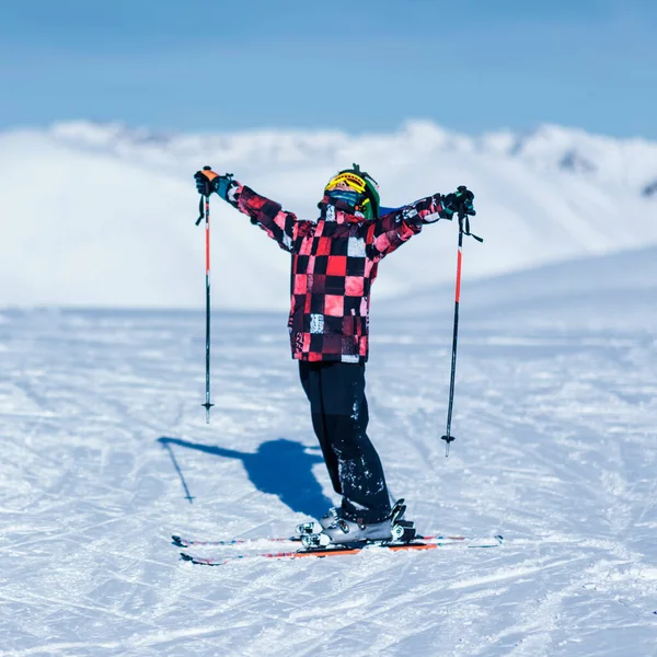 Barn Toppen Skidorten Njuter Med Öppna Armar — Stockfoto