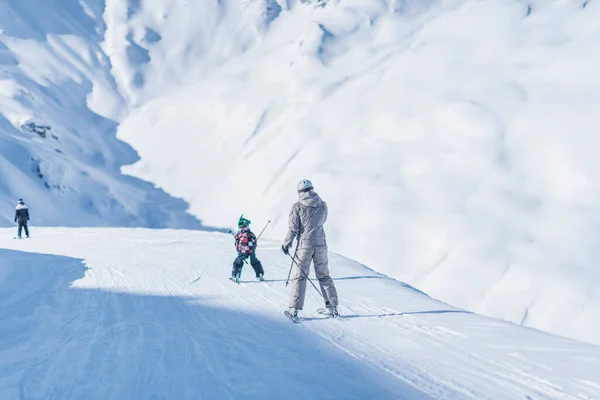 Moeder Zoon Skiën Genieten Van Het Winterseizoen Bovenop Het Skigebied — Stockfoto