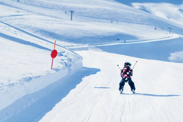 Çocuk Dağlarda Kayak Yapıyor Güvenlik Kaskı Gözlükleri Kayak Direkleriyle Kayak — Stok fotoğraf