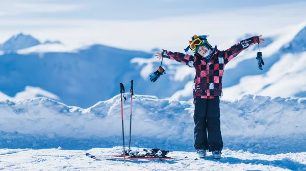 Kayak Merkezinin Tepesindeki Çocuk Kollarını Açmış Eğleniyor — Stok fotoğraf