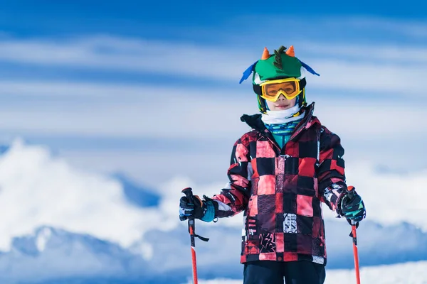 Junge Männliche Skifahrer Farbenfrohem Outfit Auf Dem Gipfel Des Bergskigebiets — Stockfoto