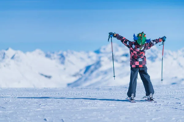 Anak Anak Atas Ski Resort Menikmati Dengan Tangan Terbuka — Stok Foto