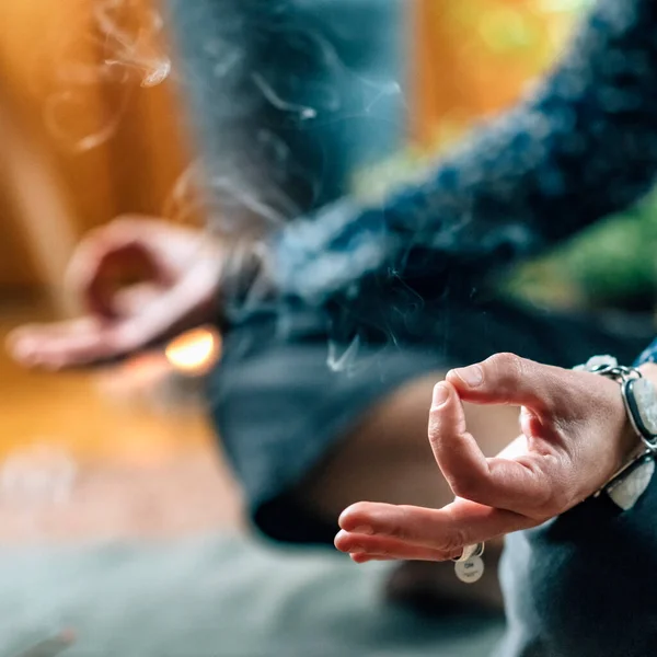 Mulher Consciente Desfrutando Cheiro Queima Paus Incenso Enquanto Medita Casa — Fotografia de Stock