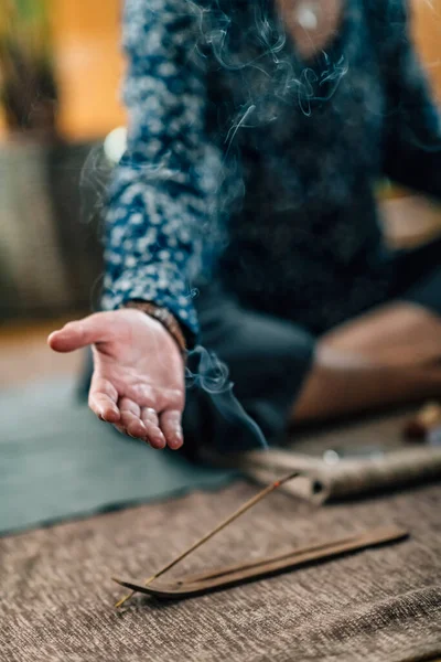 Hořící Vonná Tyčinka Kouřem Ženskou Rukou Otevřenou Dlaní Při Meditaci — Stock fotografie