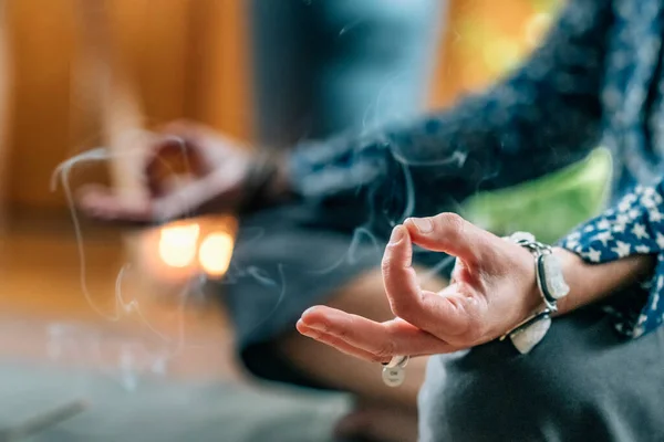 Mulher Consciente Desfrutando Cheiro Queima Paus Incenso Enquanto Medita Casa — Fotografia de Stock