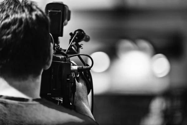 メディア記者会見でのカメラマンの記録 ライブストリーミングコンセプト — ストック写真