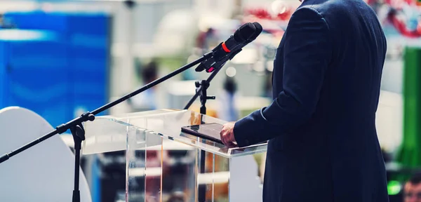 Altoparlante Maschile Vestito Piedi Davanti Microfoni Alla Conferenza Stampa — Foto Stock