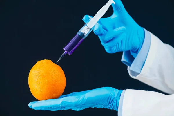 Inyección Productos Químicos Fruta Naranja Mano Guante Protector Inyectando Una — Foto de Stock