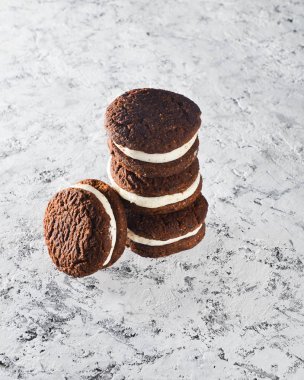 Sütlü krema beton bir masada doldurma ile çikolata kurabiye.