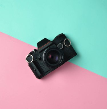 Retro kamera renkli kağıt arka plan, düz yatıyordu, en iyi görünüm, minimalist eğilim