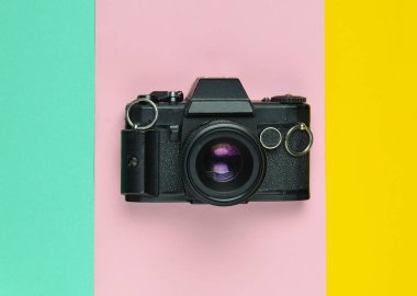 Retro kamera renkli kağıt arka plan, düz yatıyordu, en iyi görünüm, minimalist eğilim