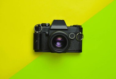Retro kamera renkli kağıt arka plan, düz yatıyordu, en iyi görünüm, minimalist eğilim