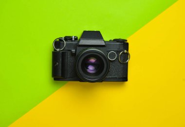 Retro kamera renkli kağıt arka plan, düz yatıyordu, en iyi görünüm, minimalist eğilim