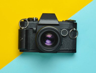 Retro kamera renkli kağıt arka plan, düz yatıyordu, en iyi görünüm, minimalist eğilim