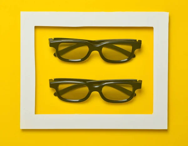 Óculos Uma Moldura Branca Fundo Pastel Amarelo Tendência Minimalista — Fotografia de Stock