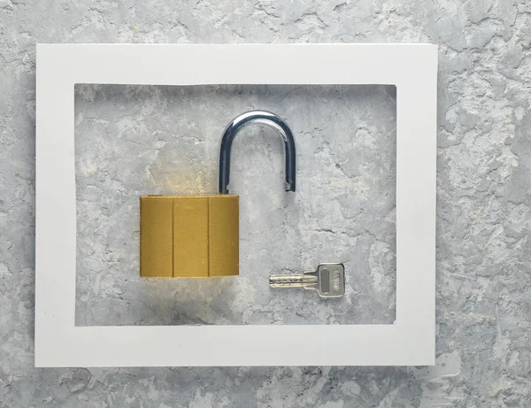 Schloss Und Schlüssel Einem Weißen Rahmen Auf Grauem Betongrund Minimalistischer — Stockfoto