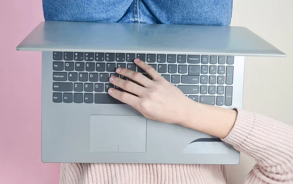 Dziewczyna Jest Pisanie Klawiaturze Laptopa Trend Minimalizmu Online Pracy Nieetatowy — Zdjęcie stockowe