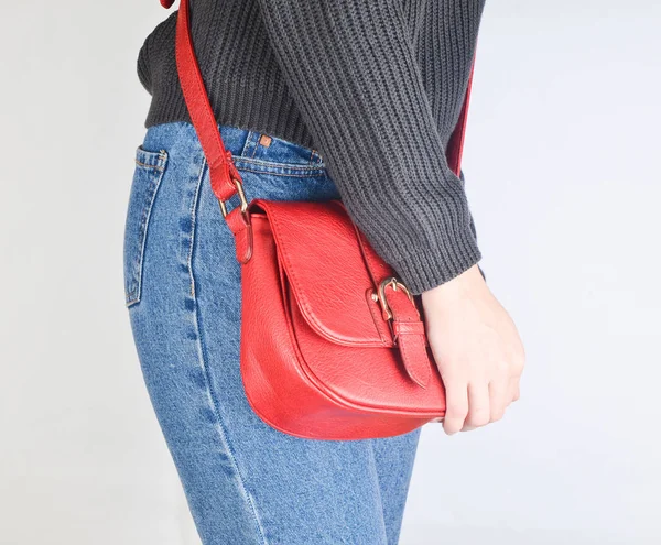 Jeune Fille Jeans Pull Tenant Sac Cuir Rouge Avec Ses — Photo