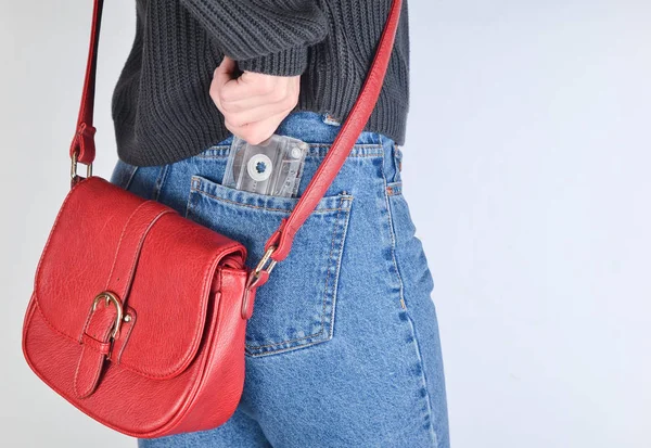Ein Mädchen Mimen Jeans Pullover Und Mit Roter Tasche Rand — Stockfoto