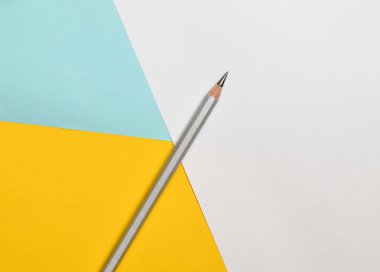 Minimalist arka plan kopya alanı, beyaz kağıdın için. Renkli bir arka plan üzerine kalem