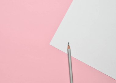 Minimalist arka plan kopya alanı, beyaz kağıdın için. Bir pembe kalem