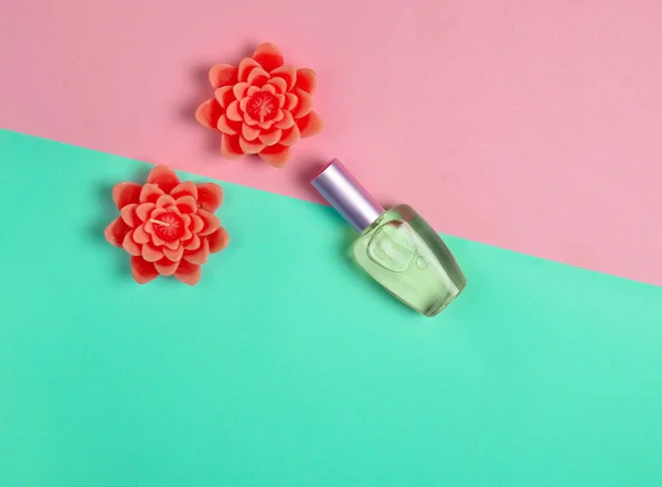 Poser Minimalisme Plat Une Bouteille Parfum Des Bougies Forme Fleurs — Photo