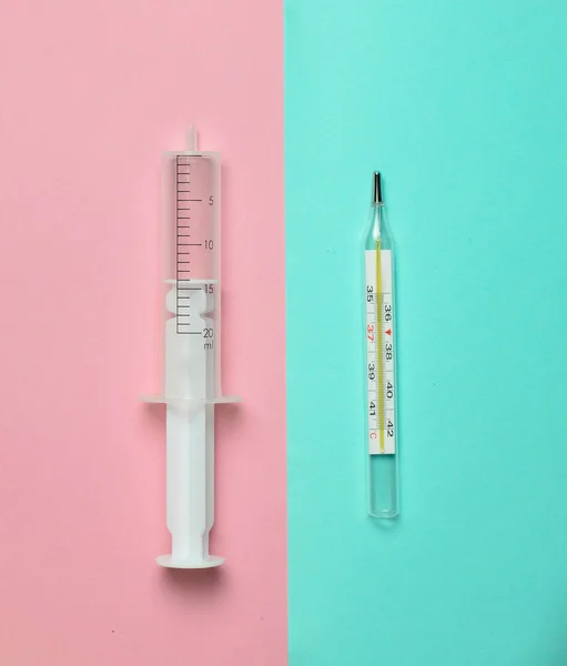 注射針とパステル調の背景 平面図 ミニマリズムに温度計なし 医療機器 — ストック写真