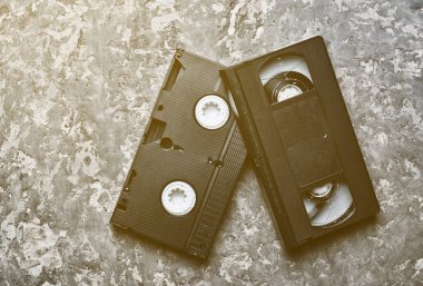VHS video kaset beton bir tablo. Retro teknoloji 80s. Üstten görünüm.