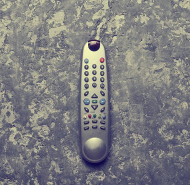 Tv kumandaları gri beton masada. Üstten görünüm. Uzaktan kumanda ev aletleri ve elektronik.
